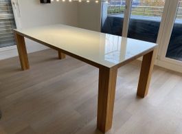 Esstisch aus massiver Buche mit Glas-Top