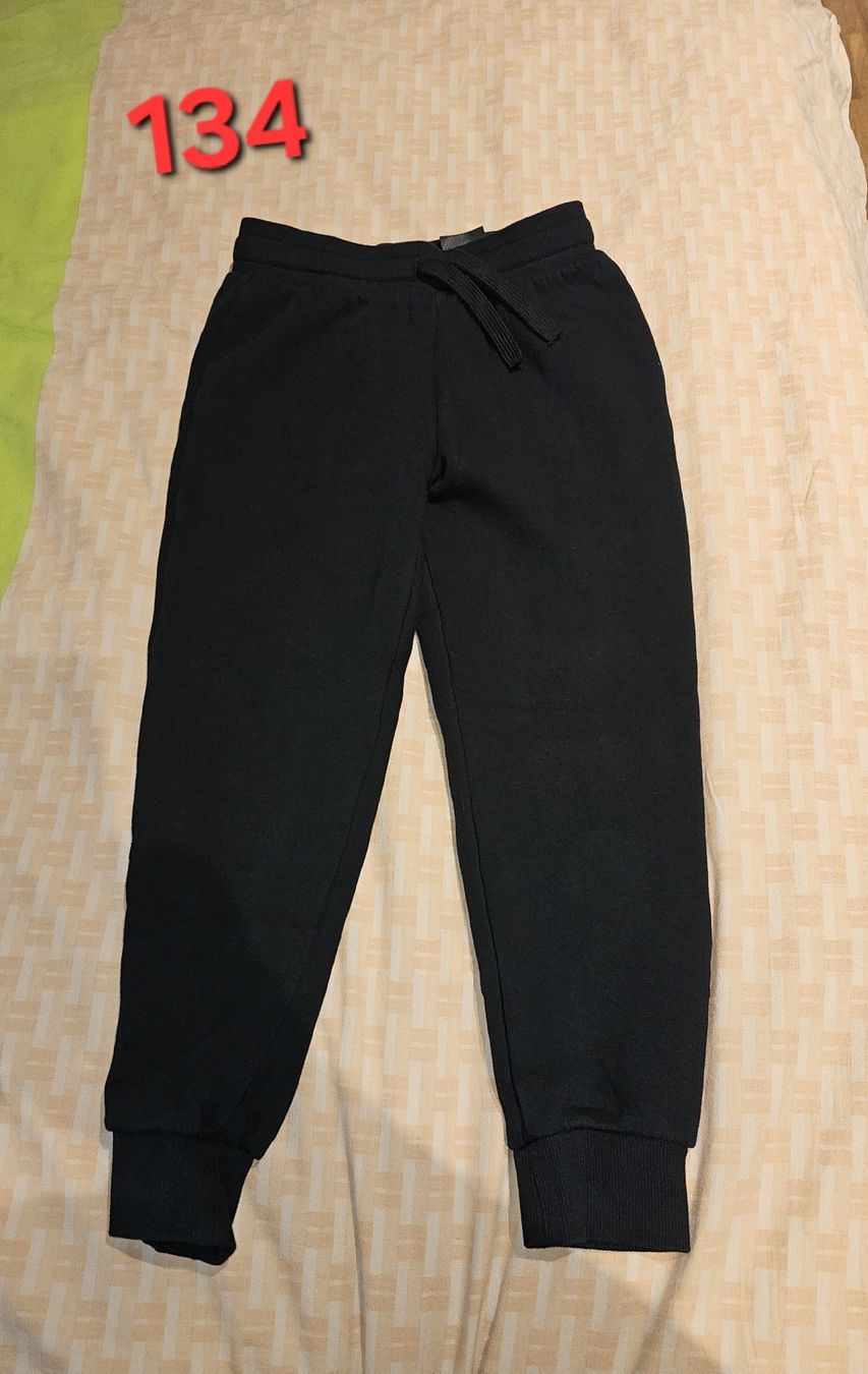 Pantalons: Jogginghose 134 – D'occasion à Diepoldsau par Likily