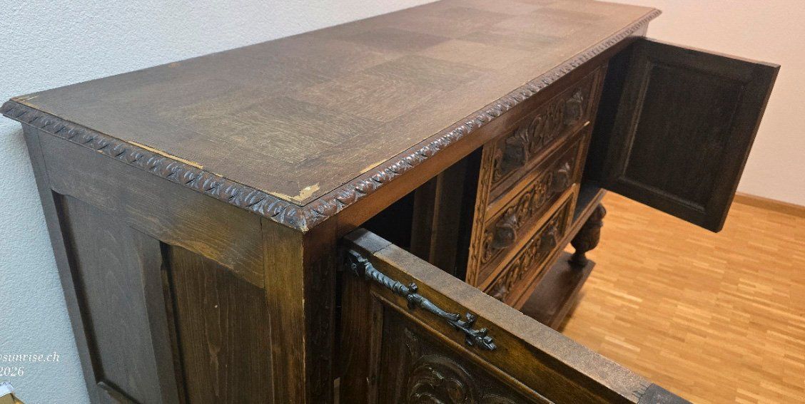Commodes: Sideboard Holz mit Schnitzereien, gebraucht. – D'occasion à Binningen par Gorenmat 2