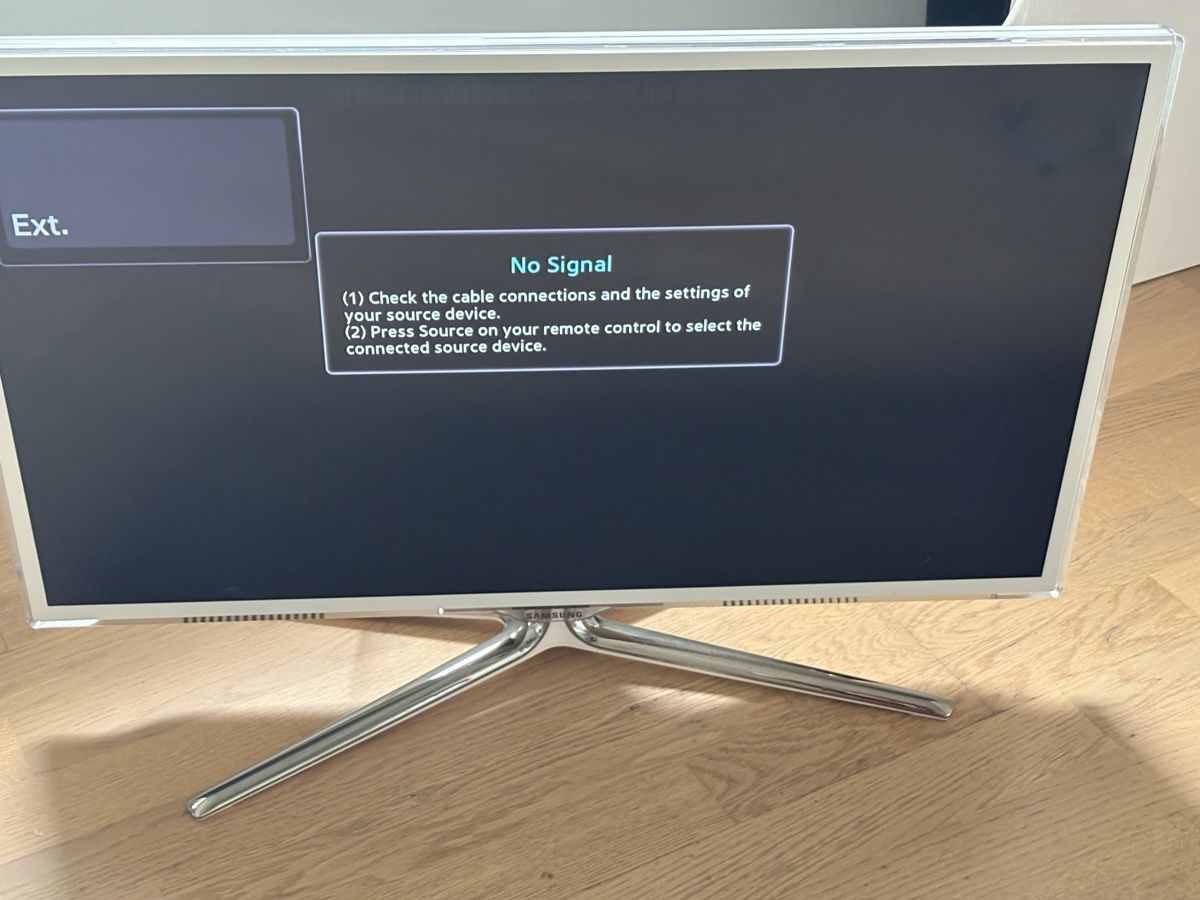 Samsung Fernseher: White Samsung TV – Gebraucht aus Crans VD von ton_h779 1