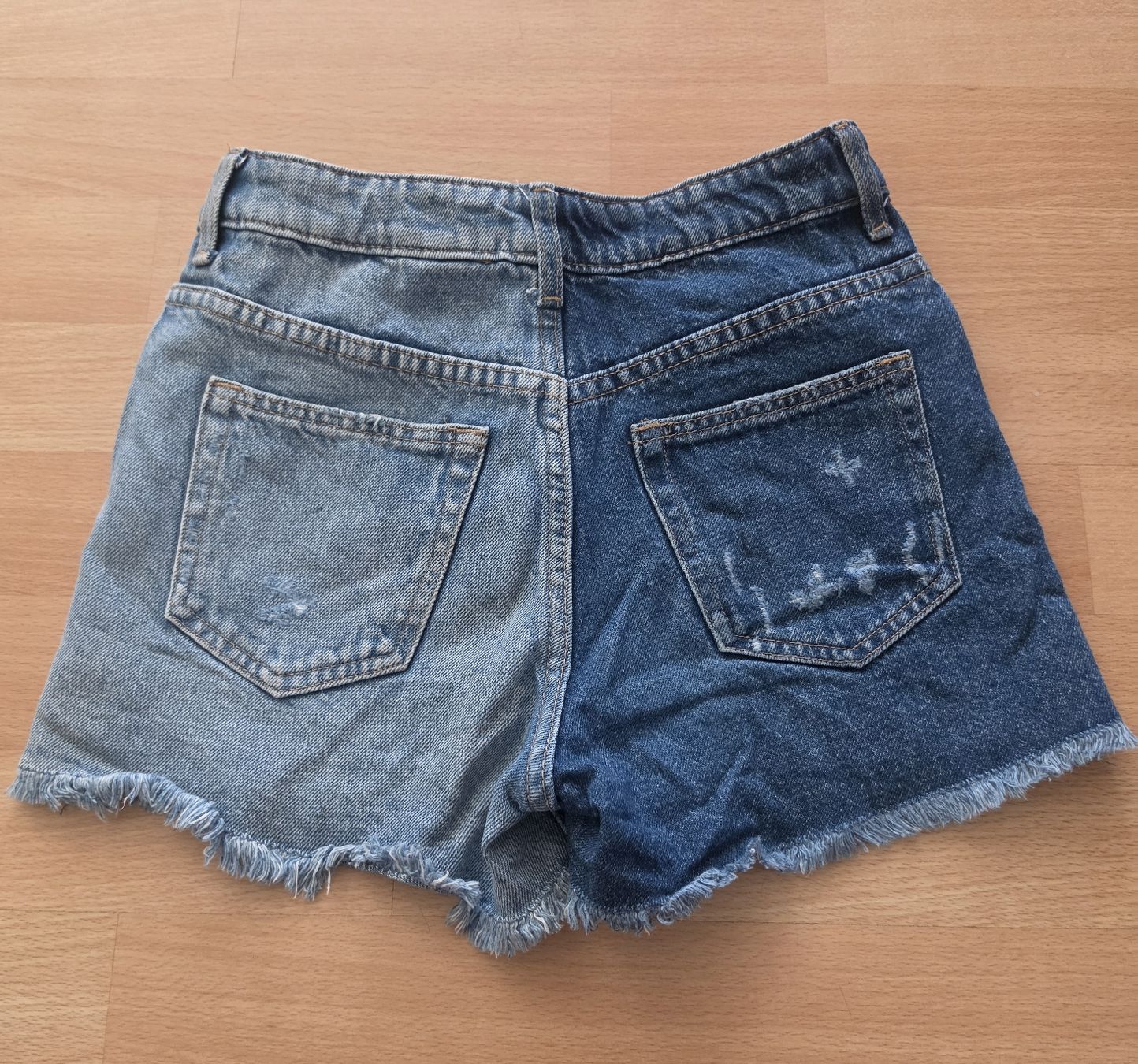 H&M Pantaloni: Jeans Shorts Gr.140 von H&M – Usato da Gerlafingen venduto da SiM_sch 1