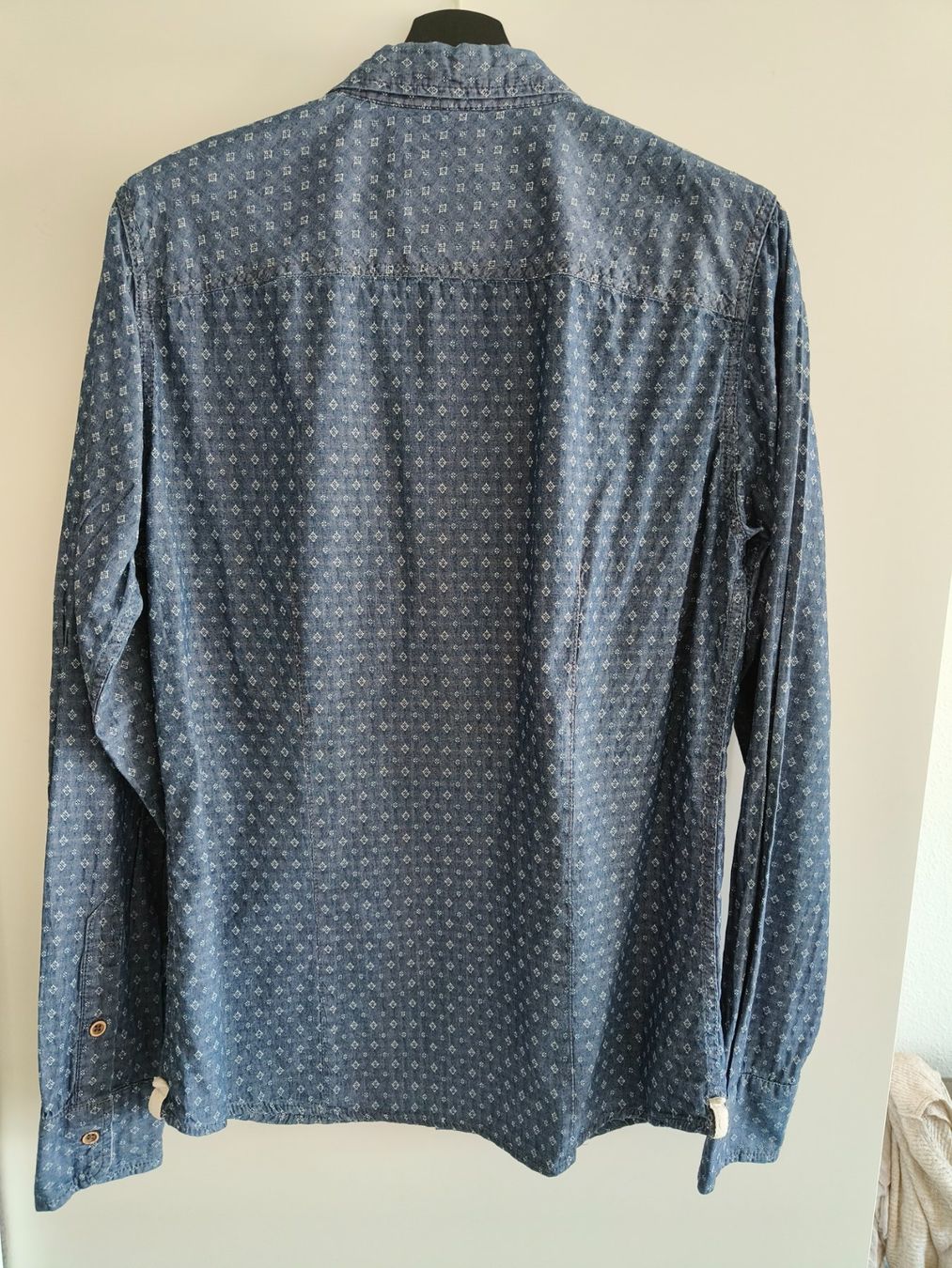 Bershka Camicie: Blaues Hemd mit hübsch gewobenem Muster, grösse M – Usato da Zürich venduto da anderey 3