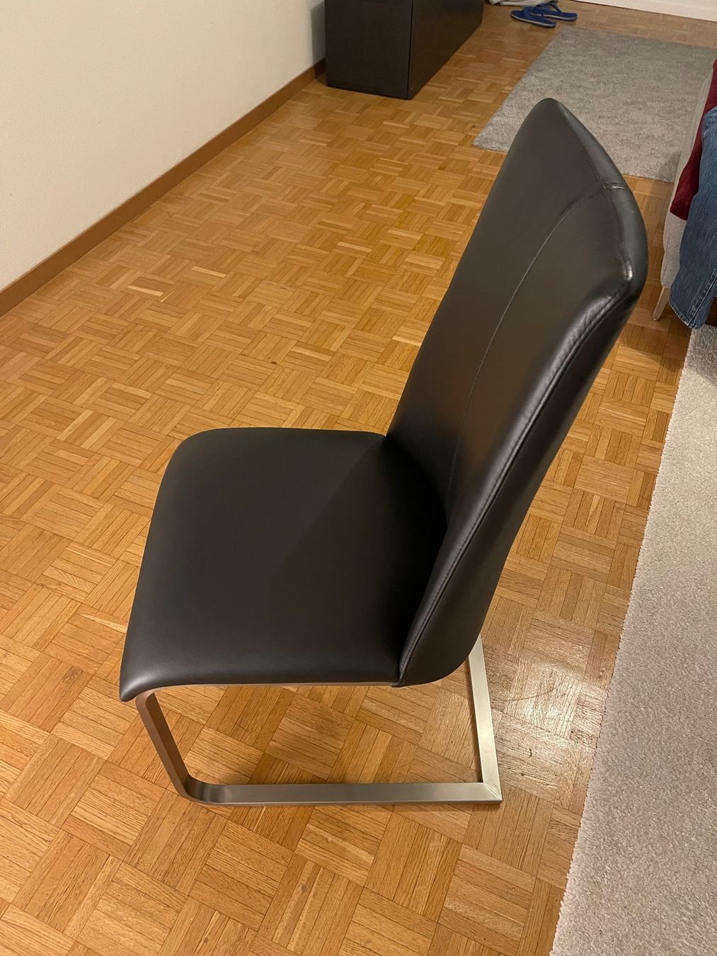 Pfister Set di tavolo e panche: Table noyer massif et chaises en cuir noir – Usato da Bogis-Bossey venduto da yob_687h 4