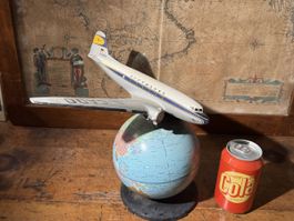 Antike Lufthansa Flugzeug Modell auf Globus Metall Defekt
