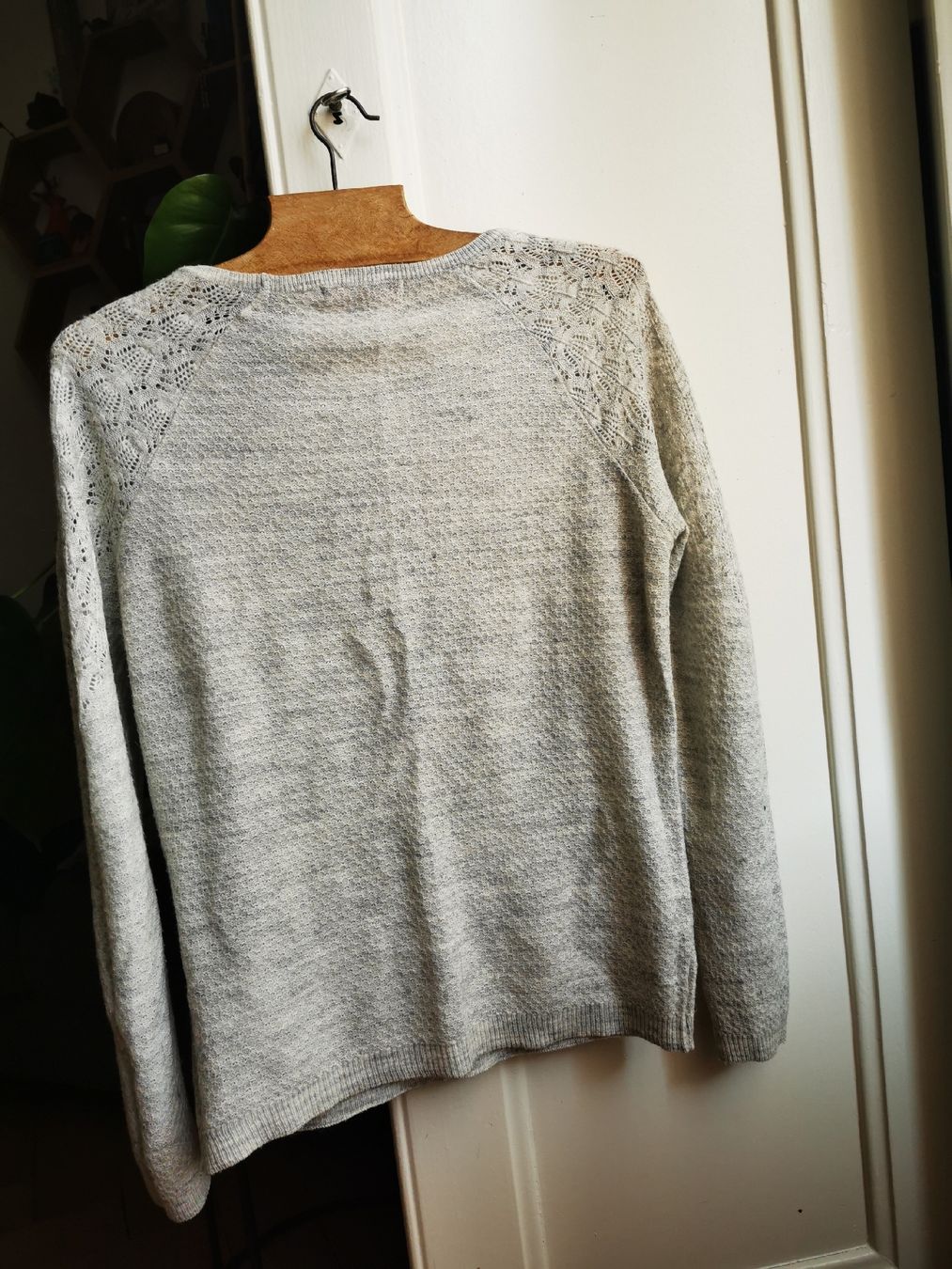 Top: Pull gris Camaieu dentelle, taille S – Usato da Peseux venduto da LaLoriotte 1