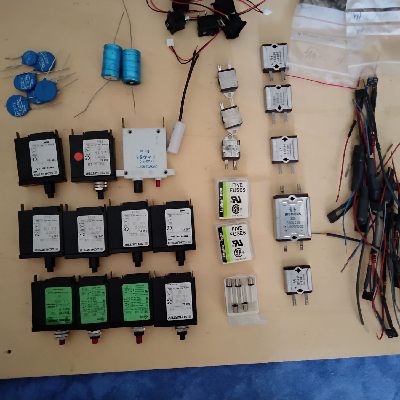 Componenti elettronici: 1Lot Diverses Elektromaterial – Nuovo (secondo la descrizione) da Bad Ragaz venduto da Pizalun 2