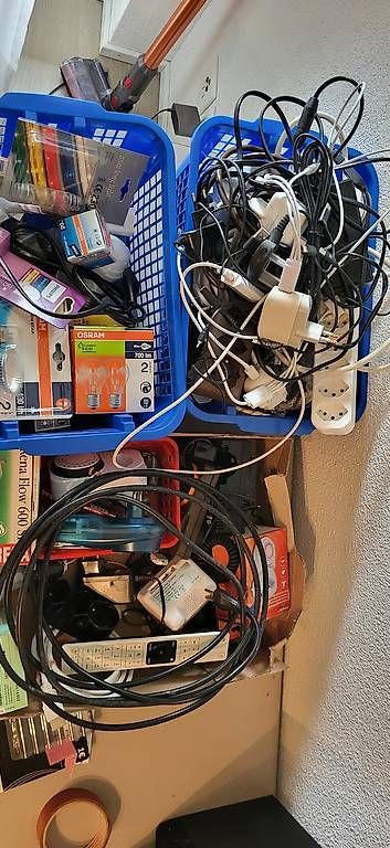 Casse di trasporto: Kiste mit Elektrosachen – Usato da Dürrenäsch venduto da Noana1108