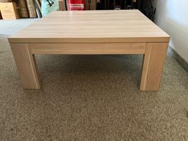 Niederer Salontisch, helles Holz 89x89cm, massiv