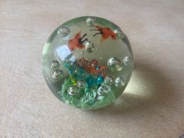 Boule en verre décorative avec fleurs et papillons