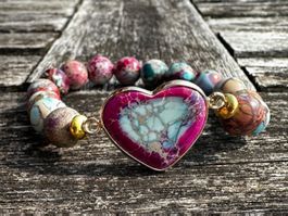 Hübsches Edelsteinarmband mit Herzanhänger, neuwertig