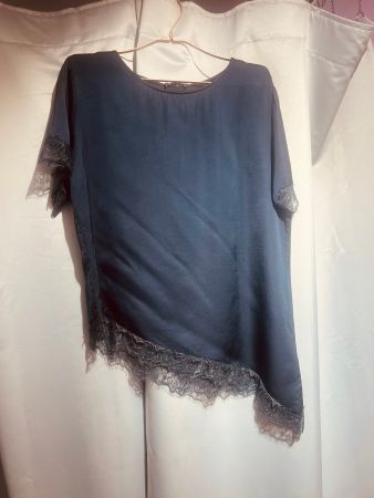 *SALE* Asymmetrisches Shirt mit Spitze und 20% Seide