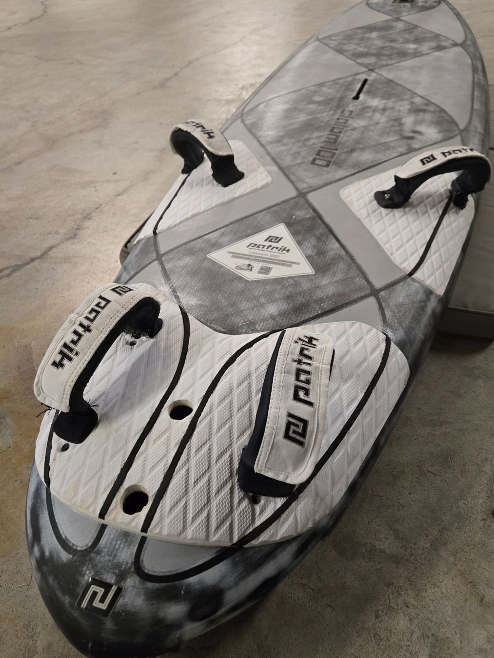 Surfboards & Schwimmbrette: Patrik Board 100 Liter Slalom + Finne Top Zustand – Gebraucht aus Grindelwald von WBO_88