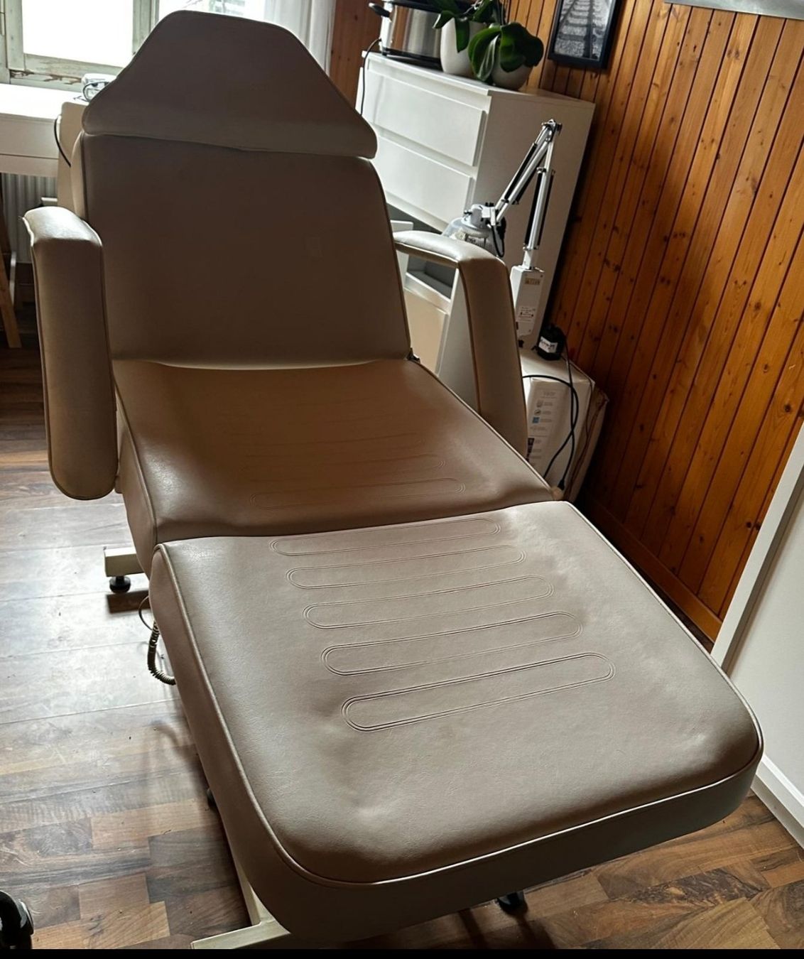 Lettini & sedie per cosmetici: Elektronische Massageliege – Usato da Münsingen venduto da Casey13