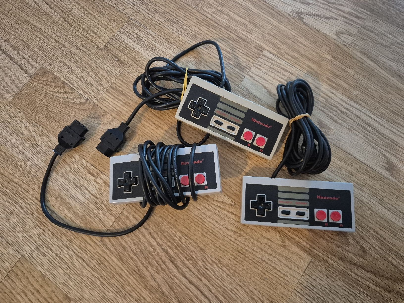 Nintendo Manettes: Nintendo NES Controller 3 Stk. gebraucht – D'occasion à Gümligen par kurt2591989
