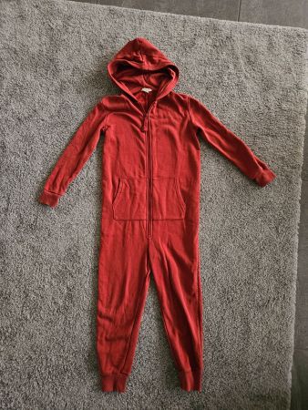 Roter Overall mit Kapuze, Grösse 122, Top Zustand!