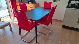 Table à manger avec 4 chaises. Bon état.