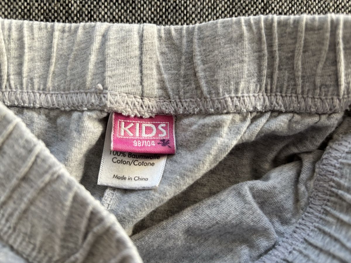Pantaloni: Graue Mädchen Jogginghose, Grösse 98/104 – Usato da Jegenstorf venduto da Annina0506 1