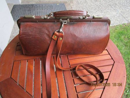 sac de docteur ancien en cuire