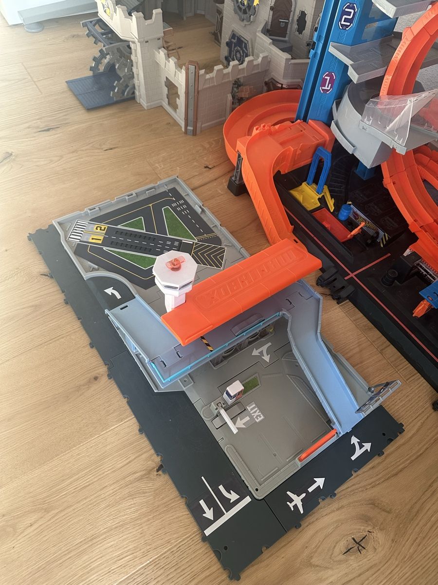 Hot Wheels Giocattoli: Flughafen & Parkhaus Set – Usato da Gümligen venduto da gerecht245