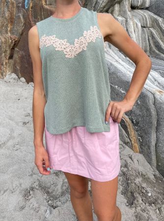 Top di viscosa a maglia colore -pistacchio decorato pizzo