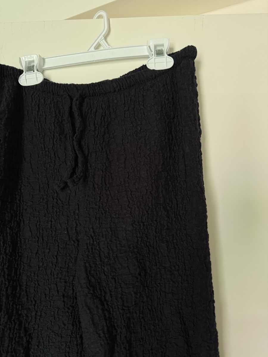 Pull&Bear Pantalons: Pantalon Pull&Bear noir texturé  – D'occasion à Monthey par sen_6ckr 2