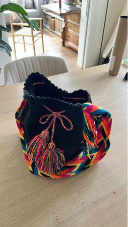 Umhängetasche mit buntem Bändel