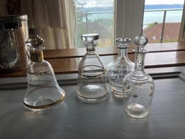 Quatre carafes en verre décoré à l’or – très bon état
