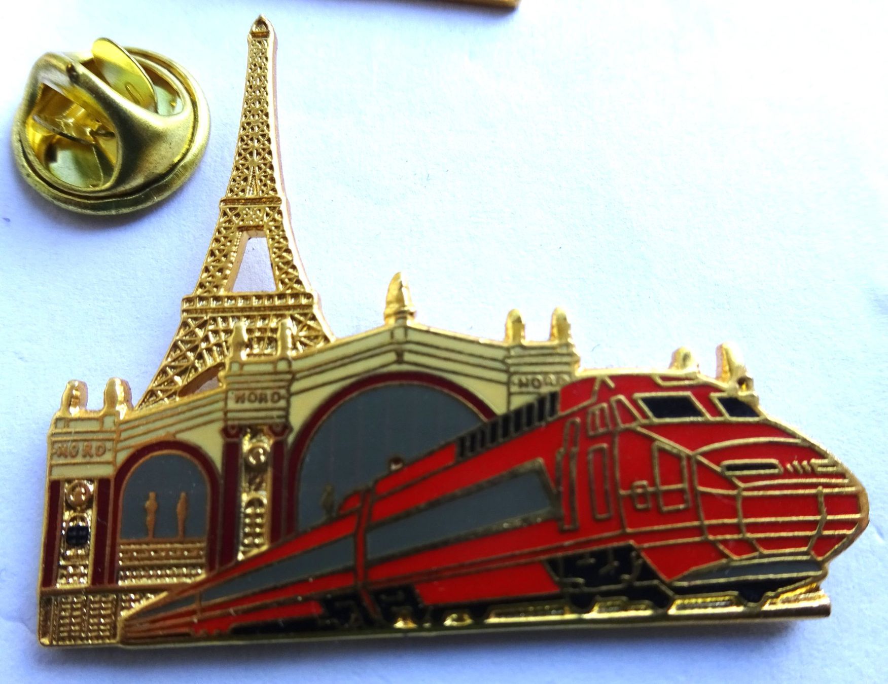 Plaquettes & Badges: Pin ZUG , Bahn, Paris Eifelturm – D'occasion à Utzenstorf par BUtter81