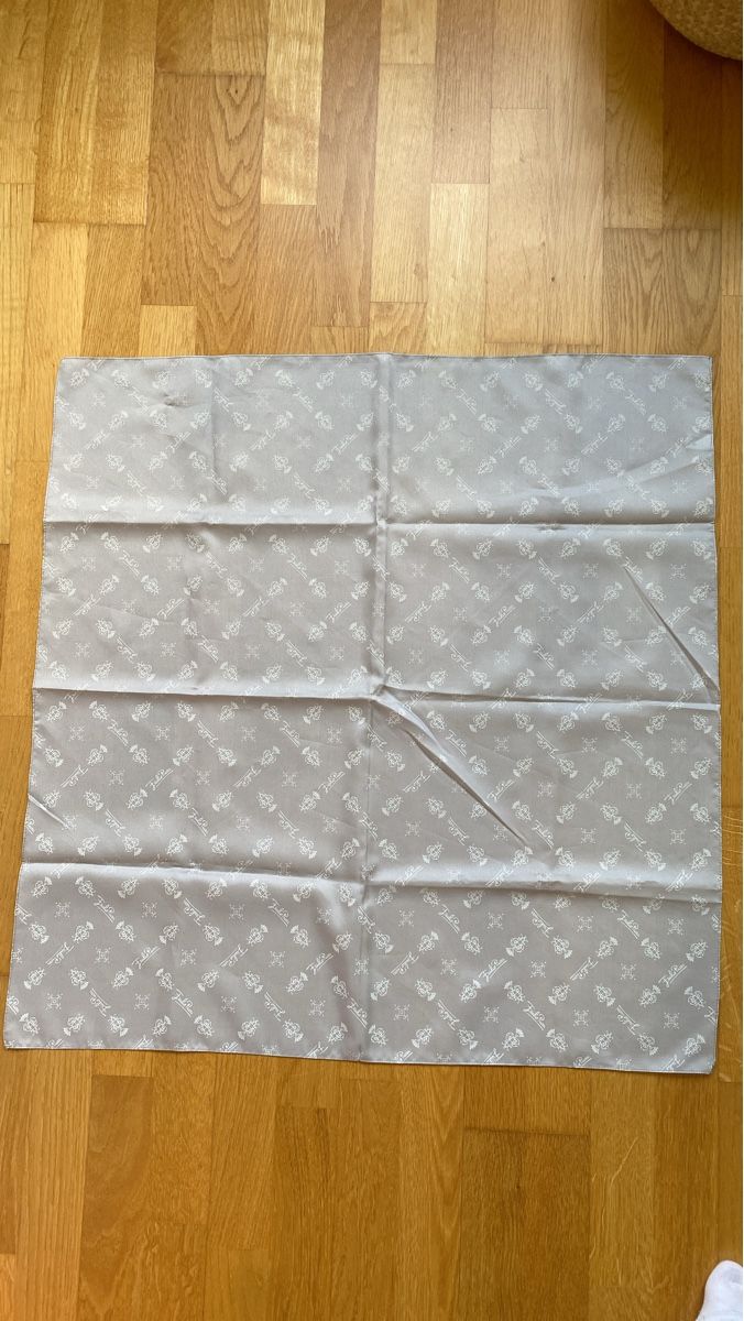 Foulard & Sciarpe: Emilio Pucci Vintage Seidentuch, hellgrau mit Muster – Usato da Burgdorf venduto da allesolivia