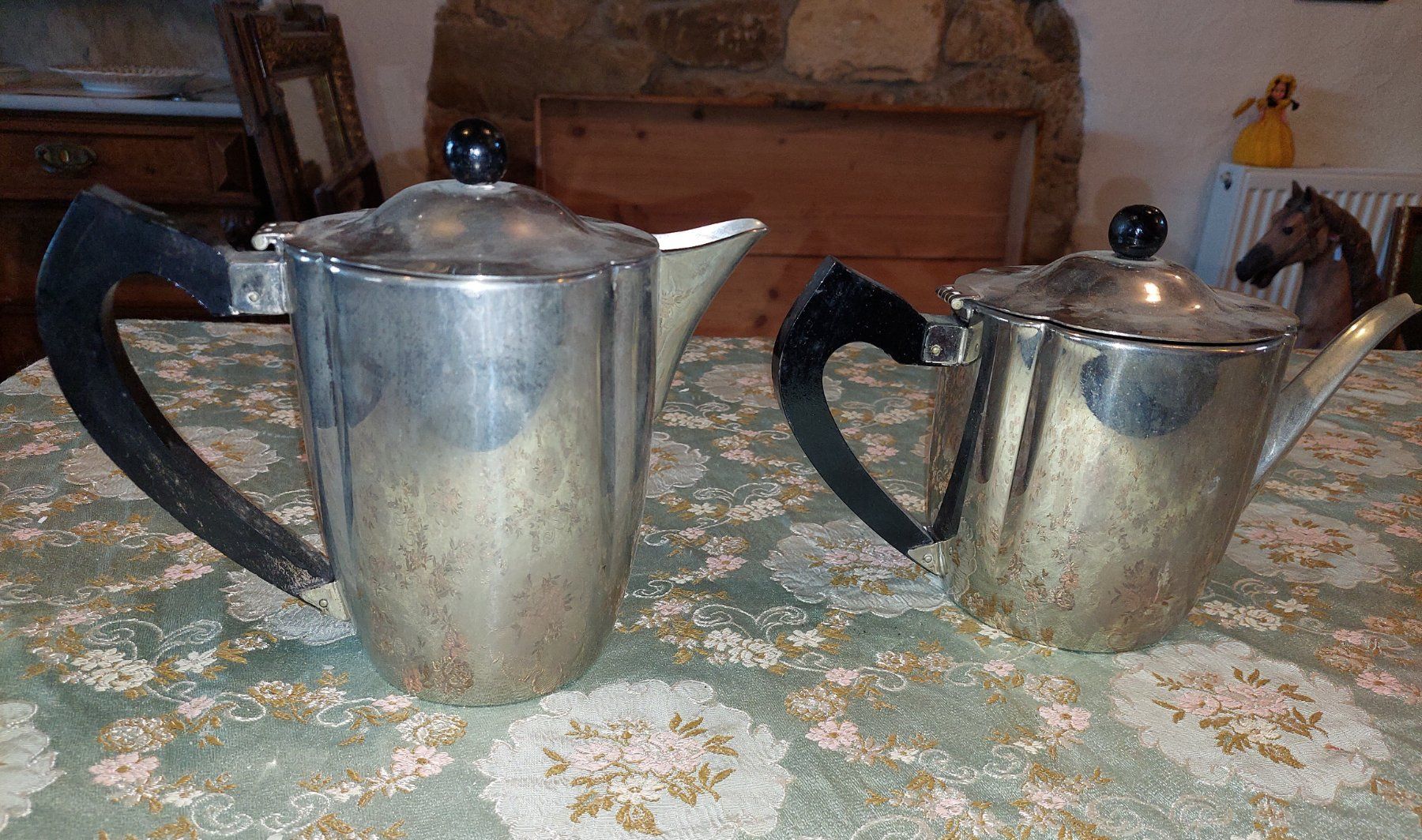 Teiere: 2 Art Deco Kaffeekannen, möglicherweise versilbert – Usato da Siblingen venduto da rantiques