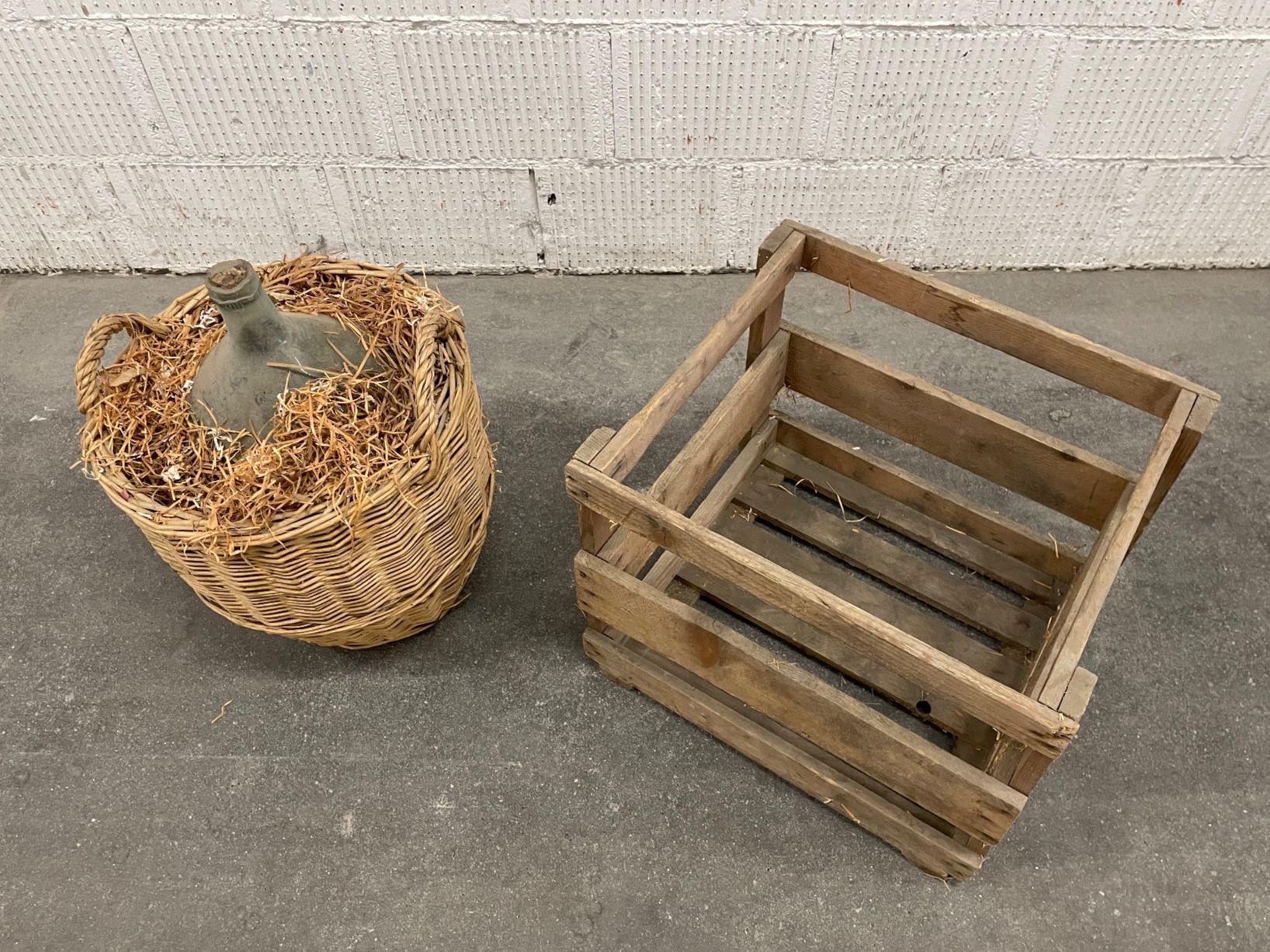 Bottiglie: Holz_Harass mit Korbflasche – Usato da Flawil venduto da Waldau1A 2