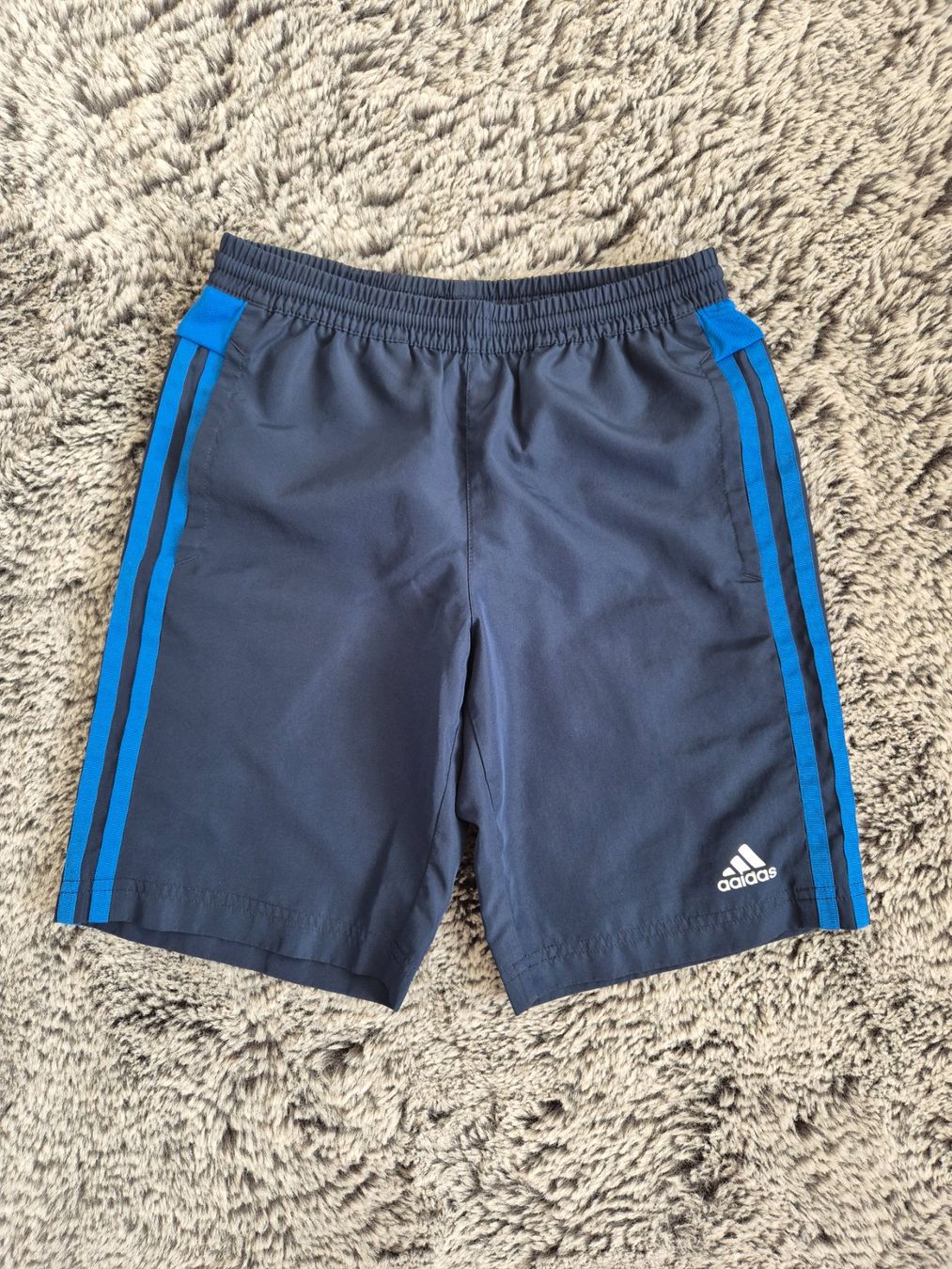 Adidas Pantaloni: Adidas Shorts Gr. 140 – Usato da Widnau venduto da KleineHonigblume