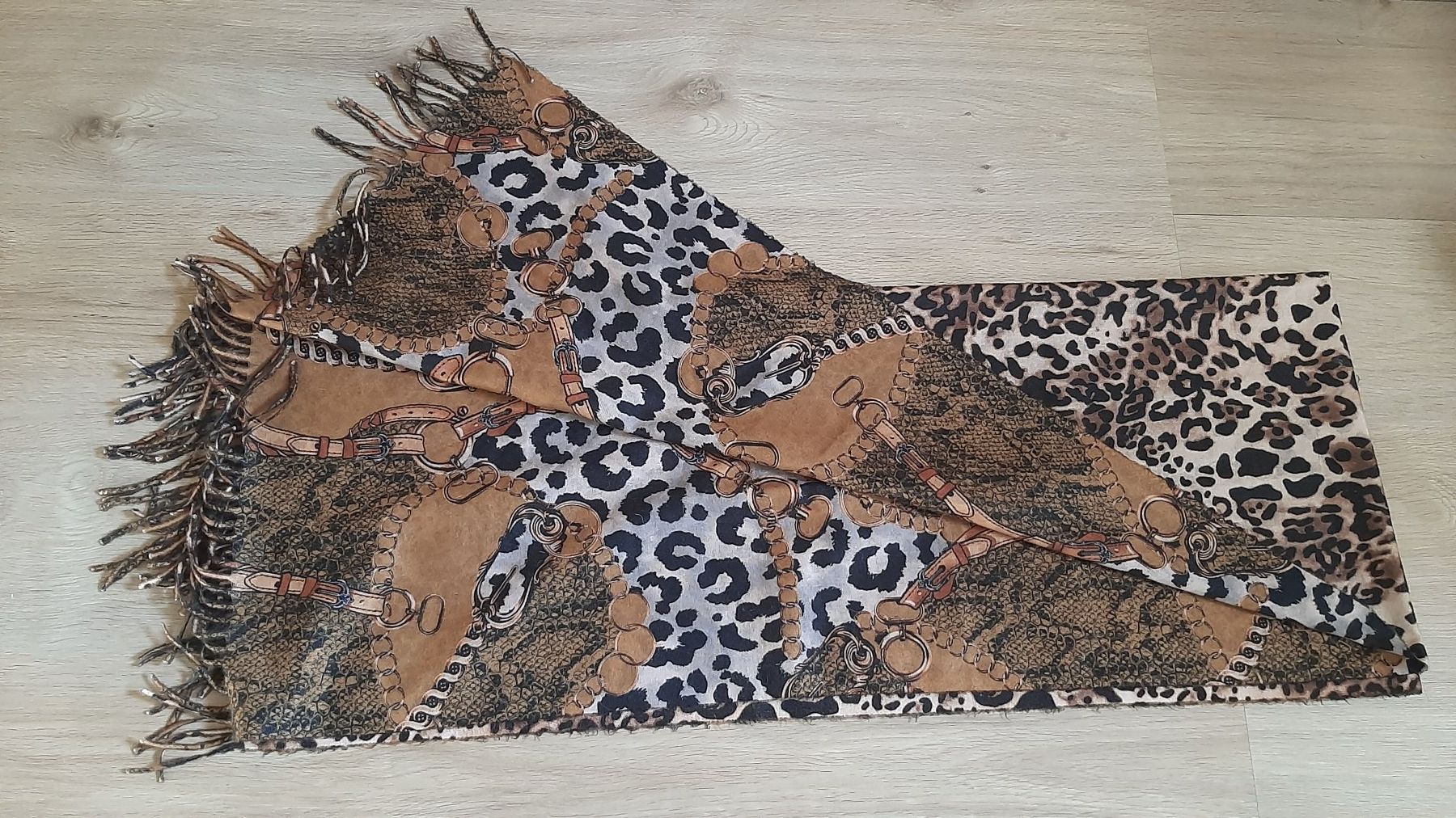 Foulard & Sciarpe: Écharpe léopard von Borno Vintage – Usato da Fribourg venduto da metalhands 1