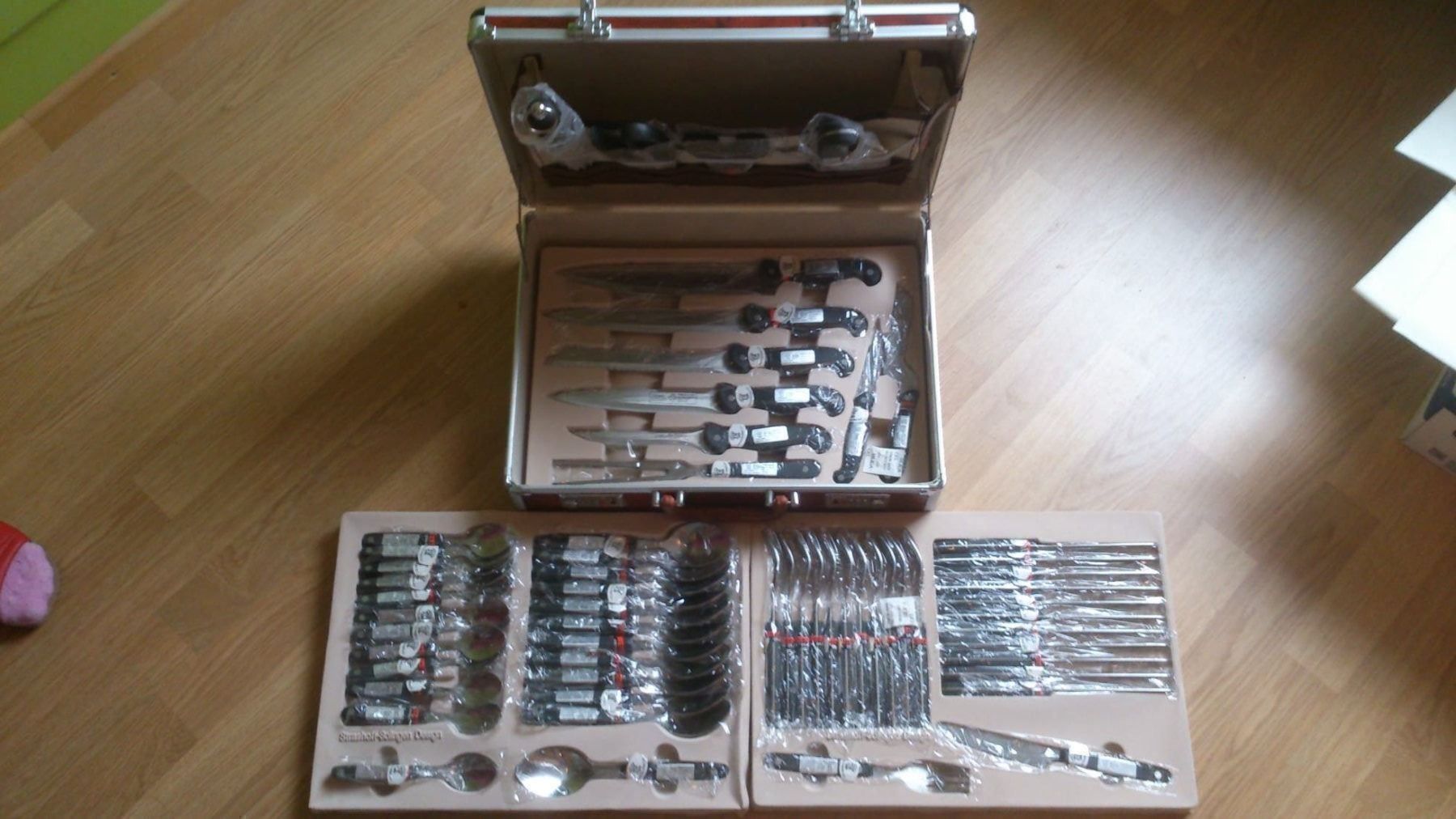 Set di posate: Neu Besteckkoffer mit Zubehör siehe Bilder – Nuovo e nell'imballaggio originale da Döttingen venduto da Verkauf