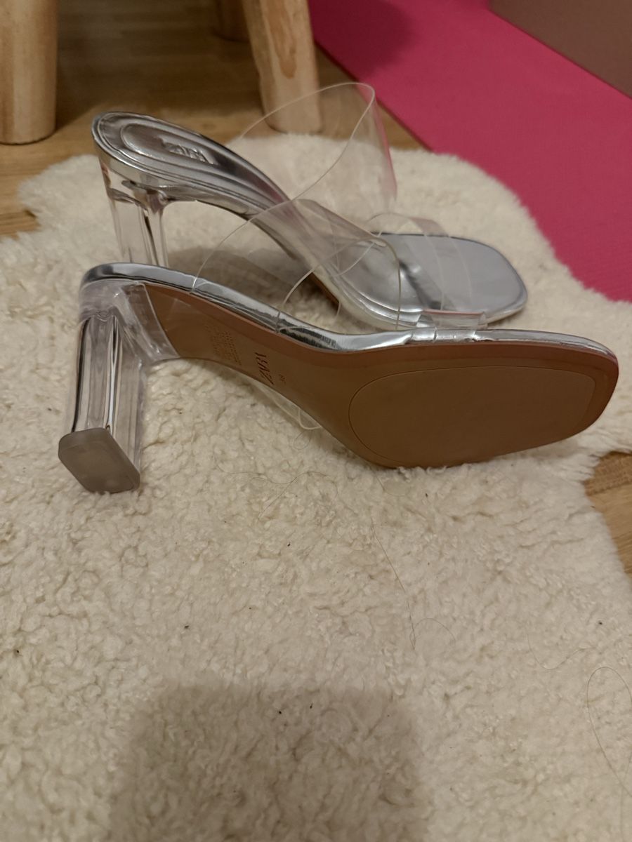 Zara Scarpe da donna: Zara Sandalen mit transparentem Absatz, Silber, Gr. 38 – Nuovo (secondo la descrizione) da Dübendorf venduto da alb_7rn8 2