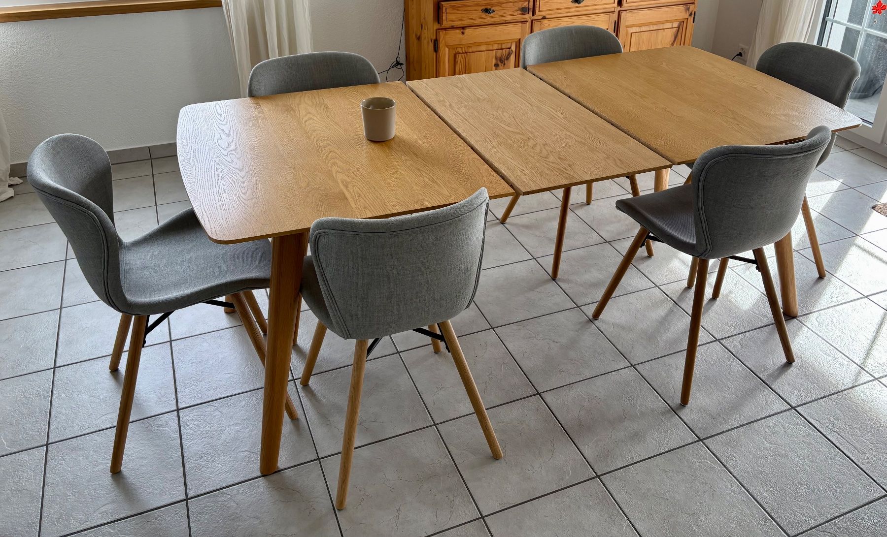 Maisons du monde Tischset: Esszimmer-Set: Eichen-Tisch klarlackiert mit 6 Stoffstühlen – Gebraucht aus Boswil von Rascht 2