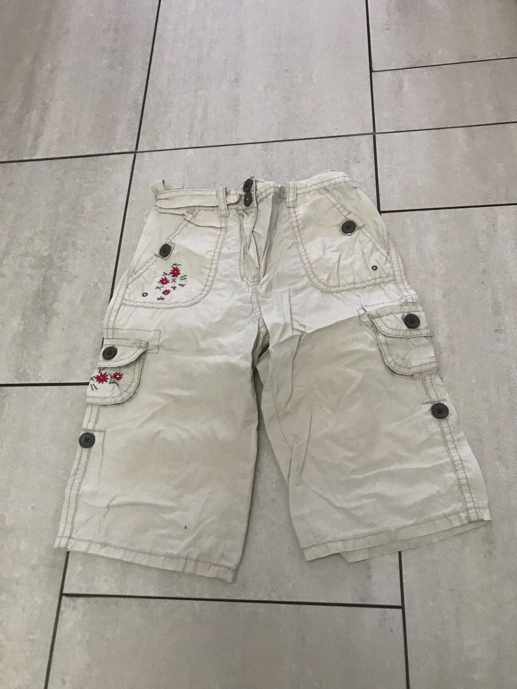 Pantaloni: Mädchen Shorts beige Gr.104-116 – Usato da Wädenswil venduto da JJ15 2