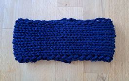 Schönes handgestricktes Stirnband