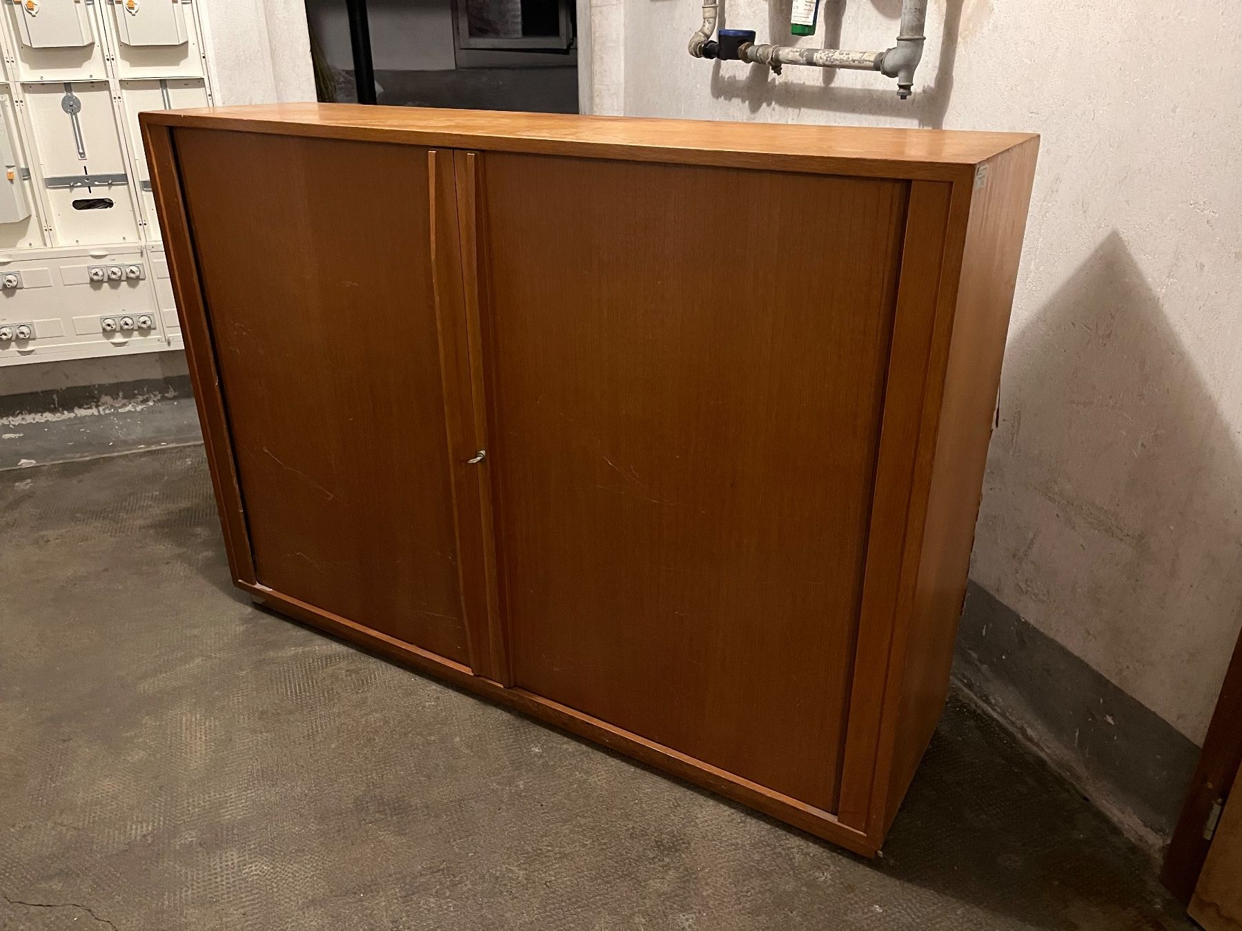 Schränke: Rollladen-Schrank – Gebraucht aus Bern von Iferien 2