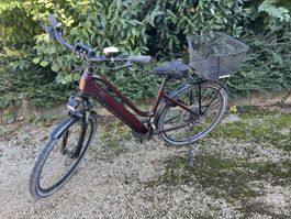 Super City-E-Bike mit nur 1‘081 km, bordeauxfarben
