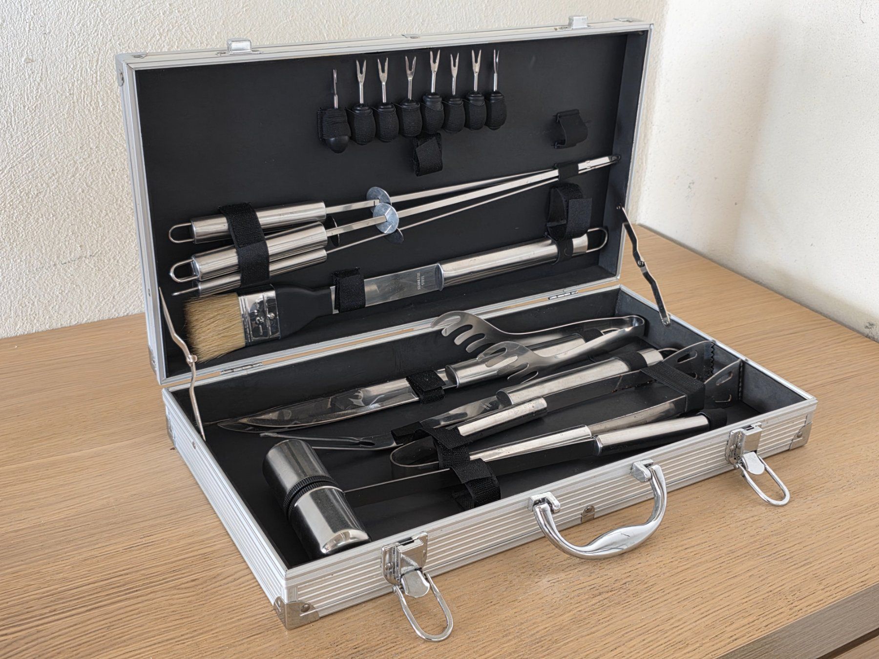 Couverts: Grillbesteck-Set im Koffer von Feldschlösschen – D'occasion à Badäl par RYzeR9980X4D 1