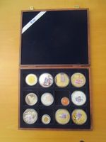 LOT: 12 Medaillen - neu - stgl - incl 12er Holzbox CHF 24.00