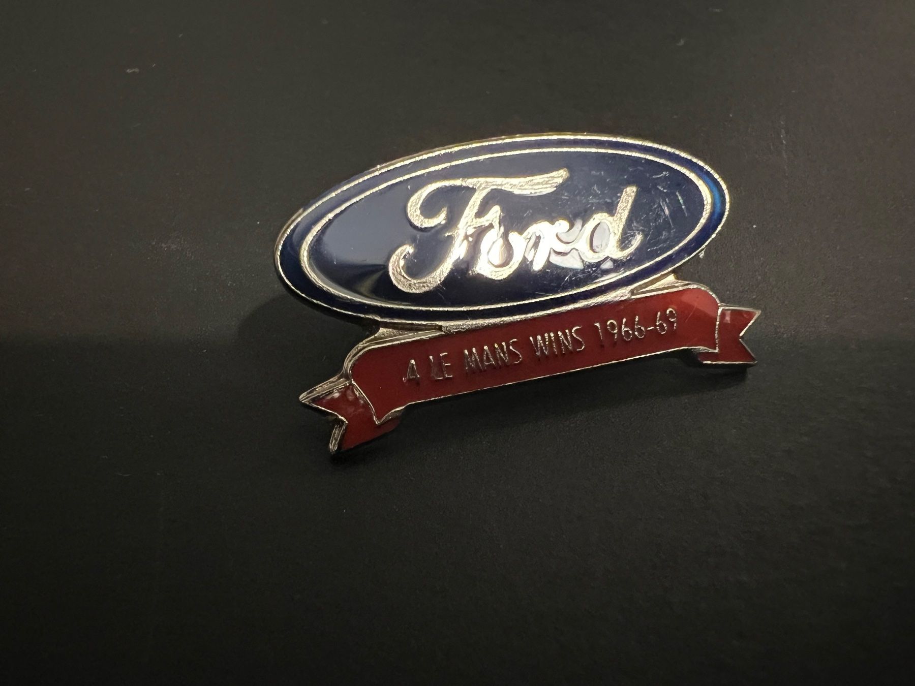 Placchette & Badge: Pin Rennauto Marke Auto Ford – Usato da Galgenen venduto da rub_f6kh
