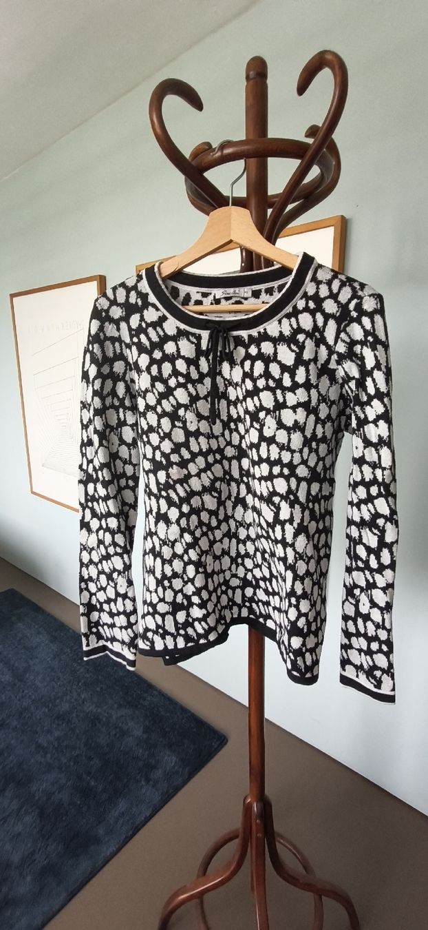 Pulls & Sweat-shirts: Damen Pullover Simclan schwarz-weiss Grösse 40 – D'occasion à Luterbach par Liveyourdream 3