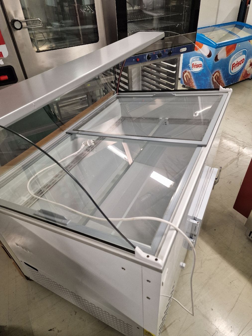 Allestimento di negozi e stand fieristici: Gelateria vitrine – Usato da Niederwangen BE venduto da HasGastrobedarf 2