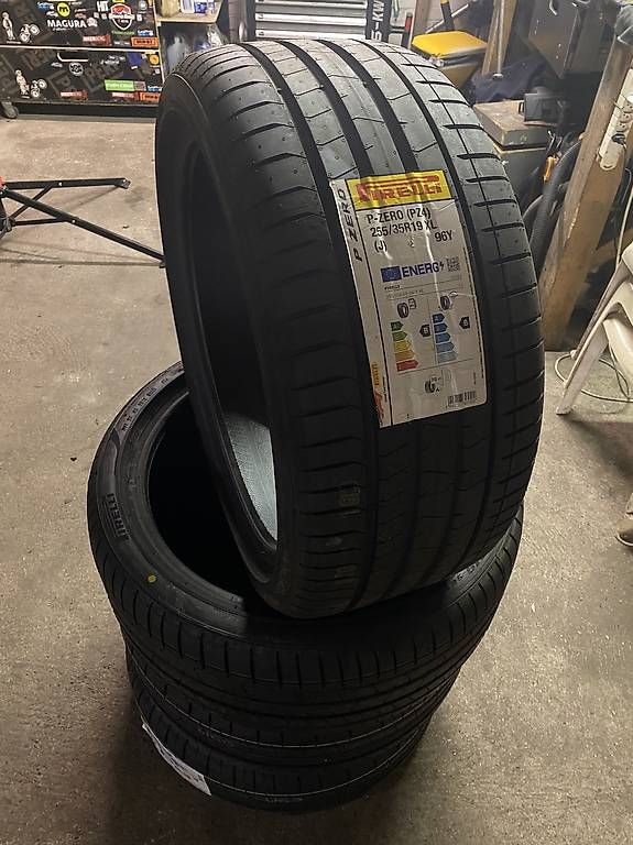 Pneus & Roues: Sommerreifen Pirelli P Zero – D'occasion à Kleinandelfingen par Alexi-bexi-21