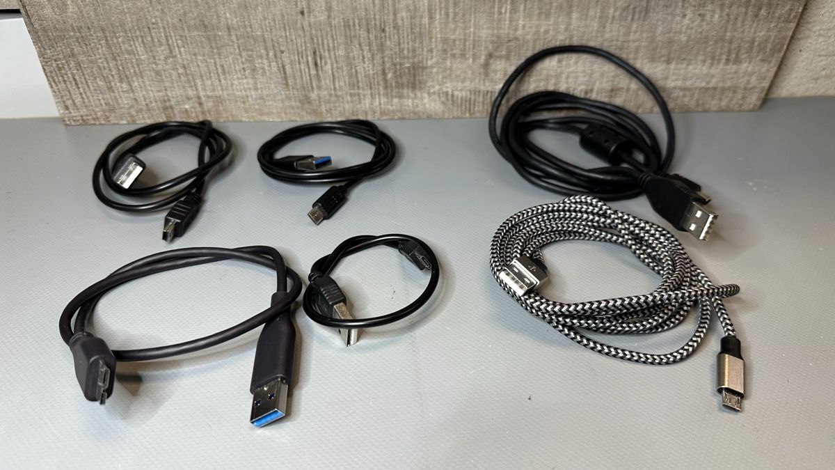 Cavi: 6 verschiedene USB (Micro USB, Mini USB, HDD-USB) Kabel. – Usato da St-Gingolph venduto da Edgar1920