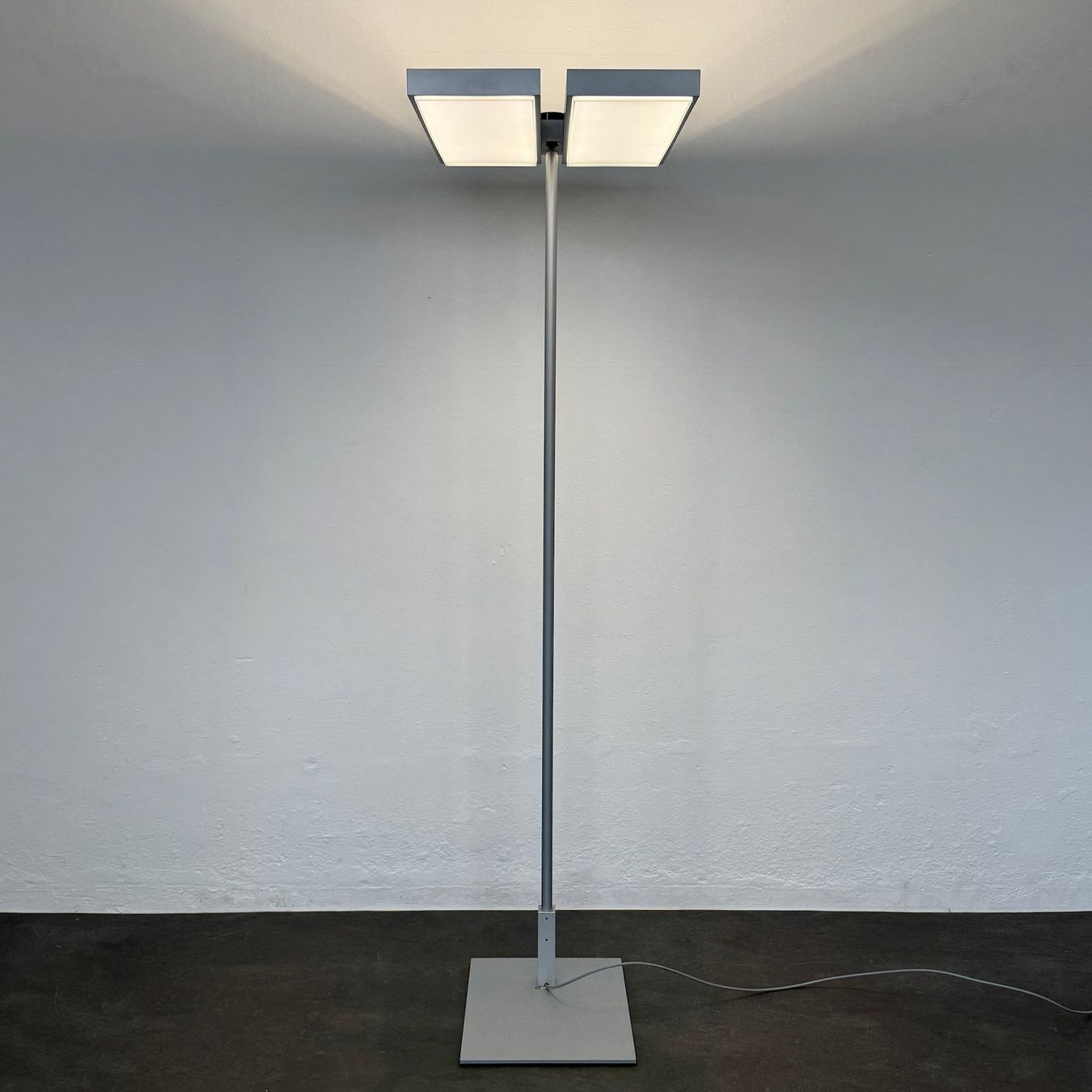 Regent Lampade: Regent Level LED Stehleuchte – Usato da Schönenwerd venduto da mcofficeshop