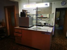 Originaler Gurten-Bierkühler / Bar mit Leuchtreklame