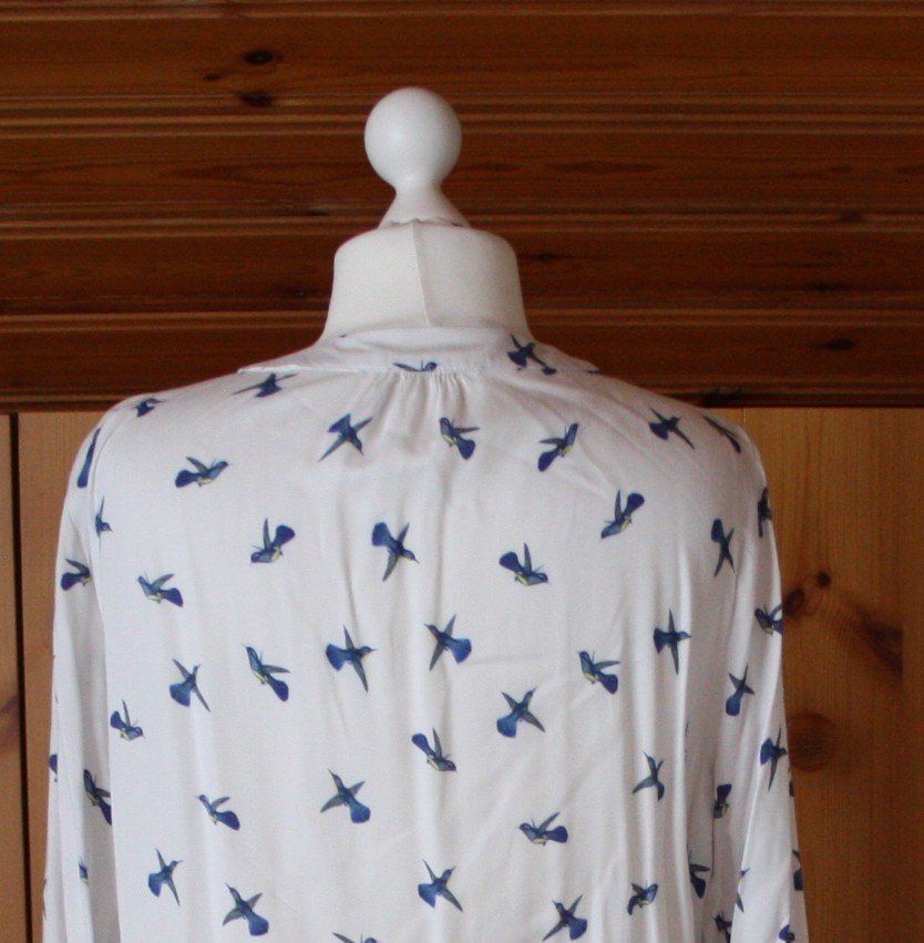 Camicette: Bluse Langarm weiss - hellbau Gr. XL – Usato da Flüelen venduto da Diversicum-Curvy 7